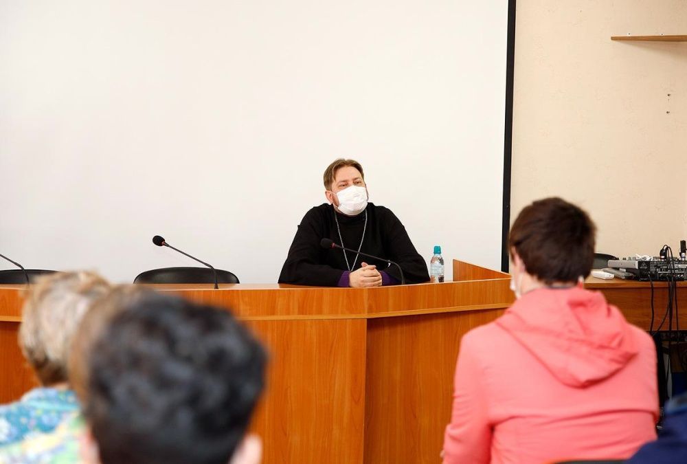 Больницу вновь посетил настоятель храма в честь иконы Божией Матери "Живоносный источник"